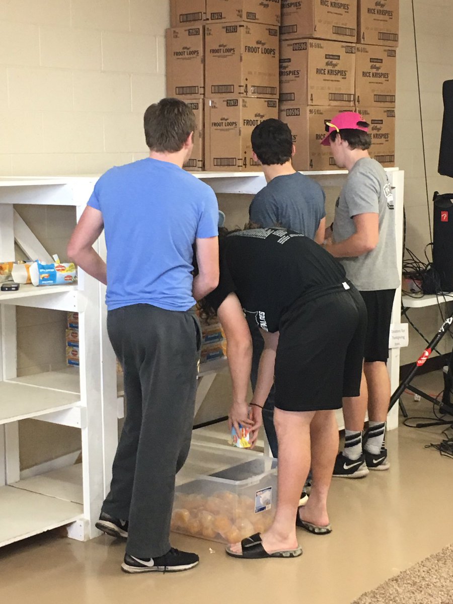 js1ton's tweet photo. Helping out at Shared Blessings! #buffsgivingback https://t.co/2r4Coe8Ksg