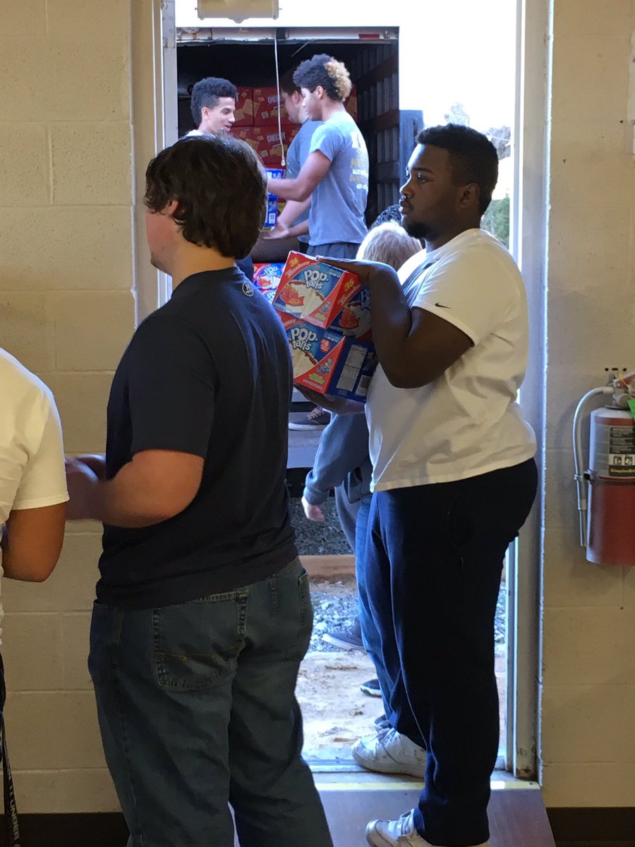 js1ton's tweet photo. Helping out at Shared Blessings! #buffsgivingback https://t.co/2r4Coe8Ksg