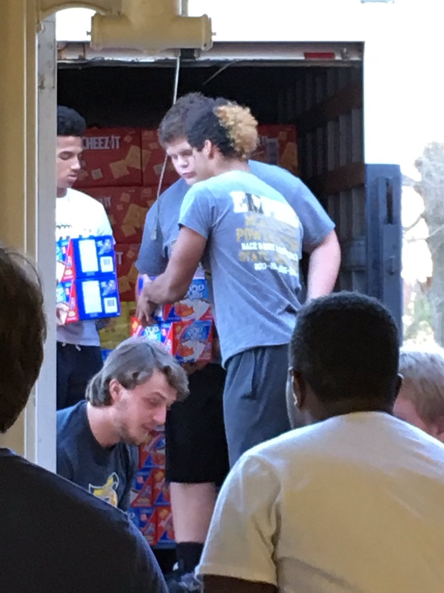 js1ton's tweet photo. Helping out at Shared Blessings! #buffsgivingback https://t.co/2r4Coe8Ksg