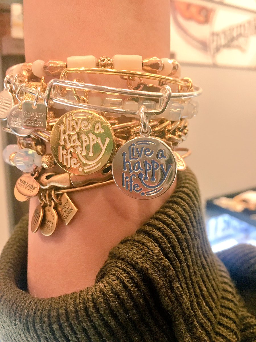alexandani's tweet photo. We're celebrating the launch of our #LiveAHappyLife charm bangle with our incredible partner, @joeandruzzifndn! #UPbeatcancer @PatriotPlace https://t.co/UxDzBGyP7V