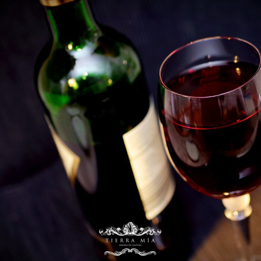 Relaja tu tarde y deleita un vino de nuestra cava. #vino #Tinto #Blanco #Rosado #cava #SaboresDeCantina