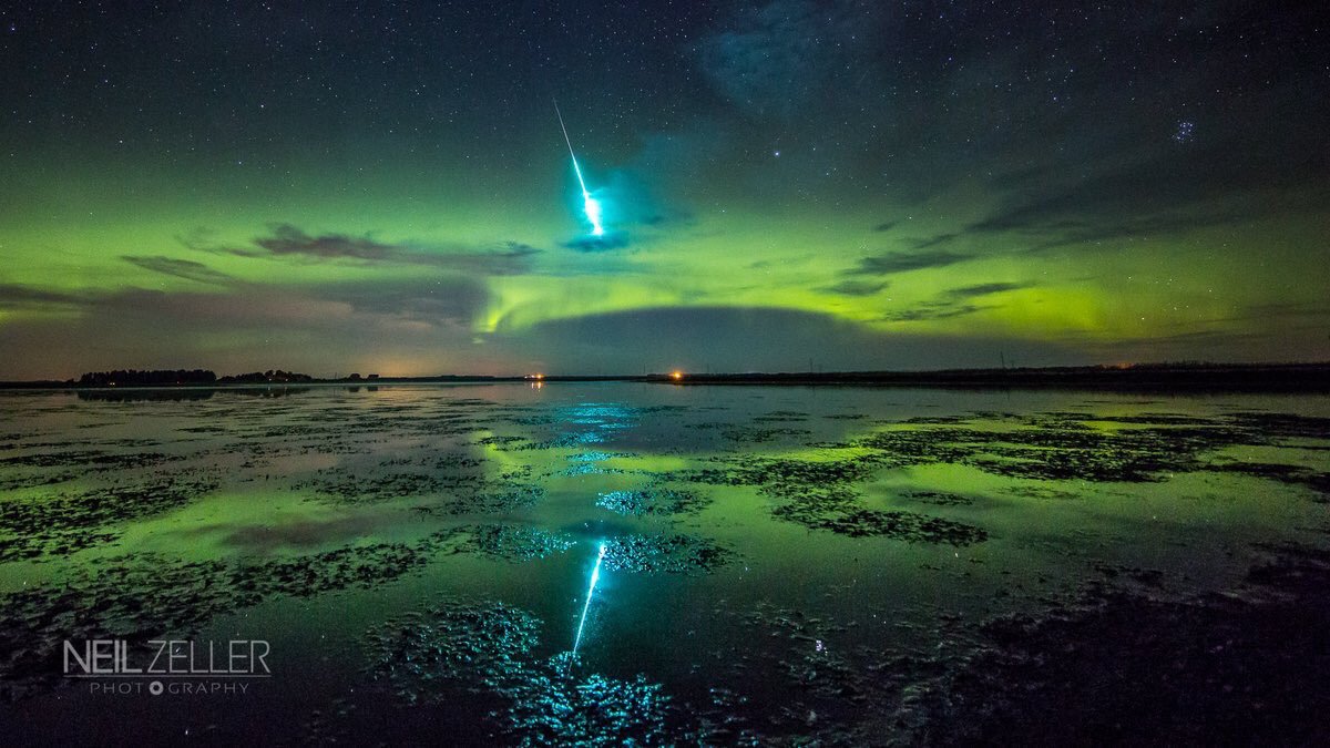 Комета галилео галилея. Метеорный поток лириды 2022. Пик метеорного потока персеиды 2021. Метеоры болиды метеориты. Комета большая медведица.