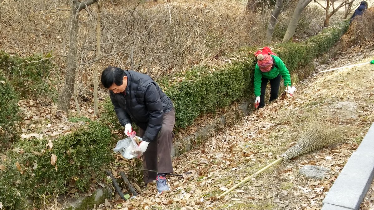#성남시 #분당구 #정자3동
정자3동 "정든마을 마을가꾸기, 이웃가꾸기" 환경정화. 새봄맞이 시민대청소와 함께 실시. 주민자치위원회를 비롯한 유관단체 여러분,  시민들께서 함께 하셨습니다.
