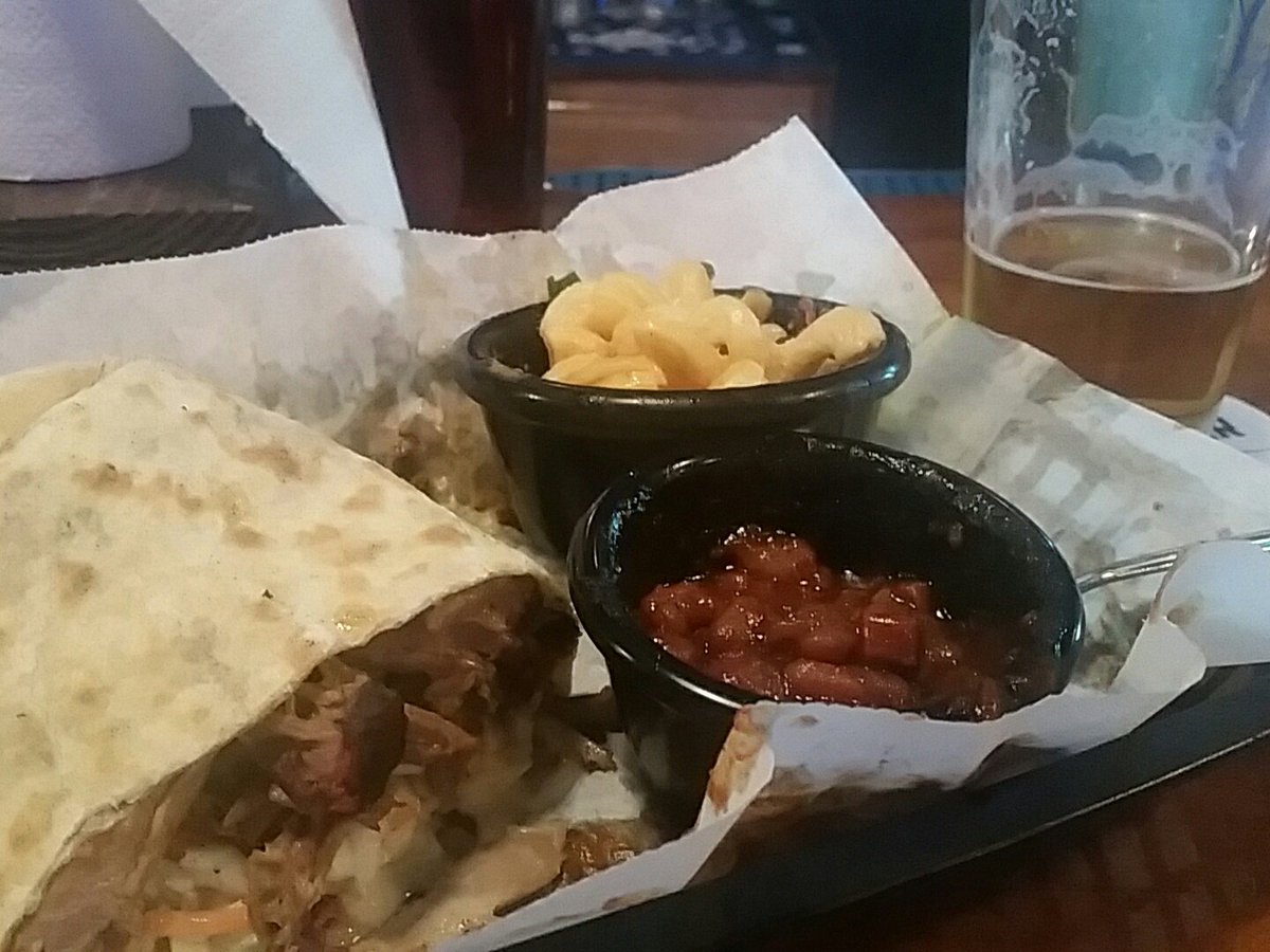 AckersonsKC's tweet photo. Thanks @KCSmokehousePub for an awesome Royals Wrap - pulled pork w coleslaw! Smoked bacon &amp; mac too.  Definately worth it. #EverythingWaldo https://t.co/7WUWdwU8Sx