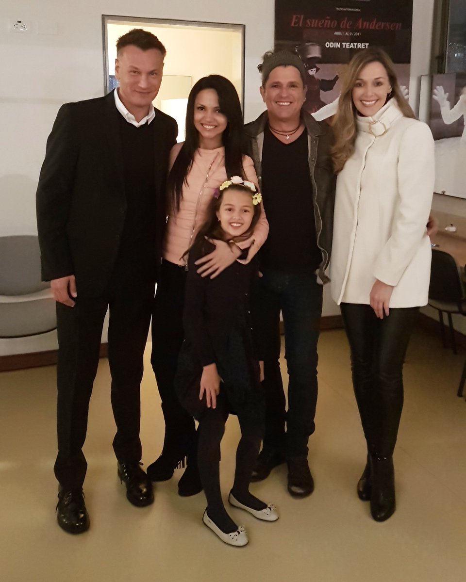 En el camerino del <a href="/teatromayor/">Teatro Mayor JMSD</a> listos pa #caminosdeidayvuelta #BerkleeLatino feliz cumpleaños <a href="/nathalie0307/">Nathalie Fernández</a> <a href="/walterkolm/">Walter Kolm</a> <a href="/claudiaelenav/">Claudia Elena</a> Ele