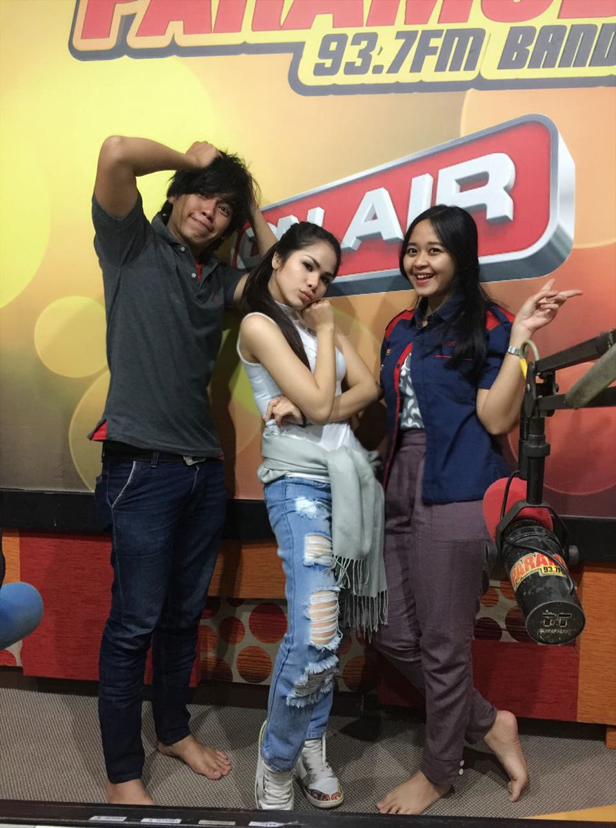 Windy_Ghemary's tweet photo. #GelisahHati di @ParamudaRadio semalam. Mata masih belum ngantukkk 😄😄😄😄 https://t.co/aGISx5OwYf