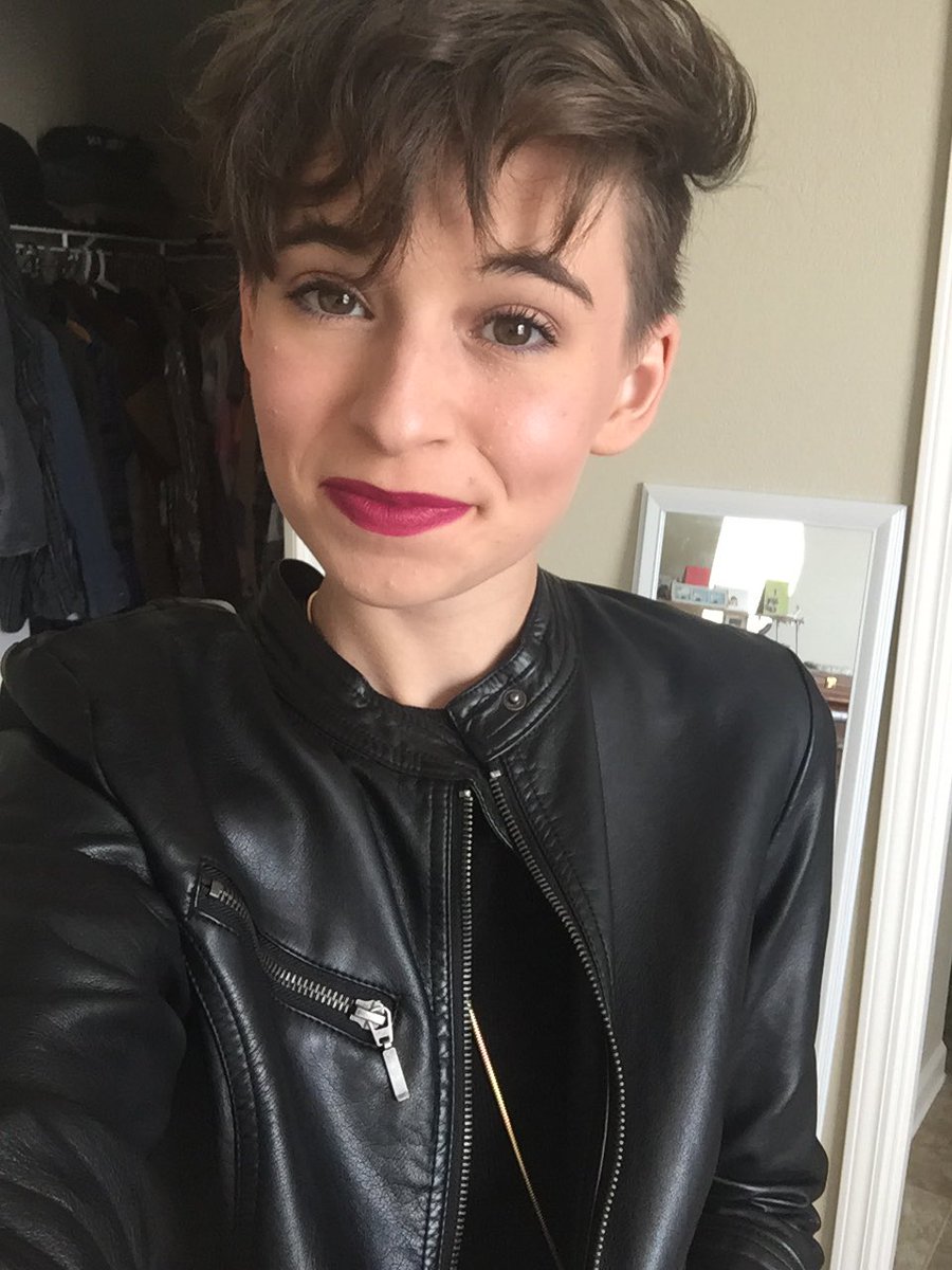 LadyManderson's tweet photo. When your selfie and outfit game was strong as frick 6 months ago and you fear you may never get it back https://t.co/x1B8uRGYqr