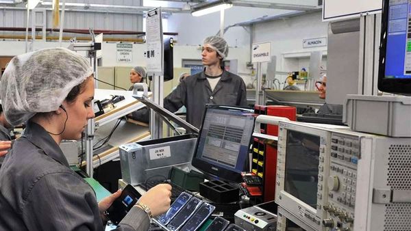 La brecha salarial entre hombres y mujeres crece en empleos menos calificados infob.ae/2lUmdP9 | Por Juan Gasalla