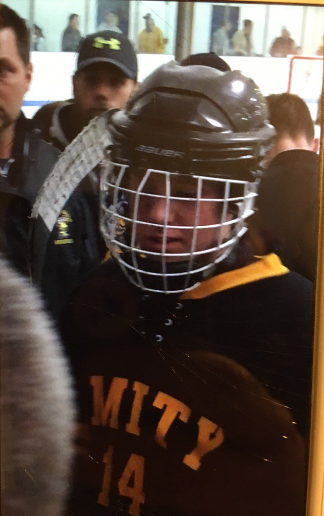 BCable_guy's tweet image. Had the cast cut off yesterday so he could walk off the ice on his own terms tonight. We love you Jeremy!