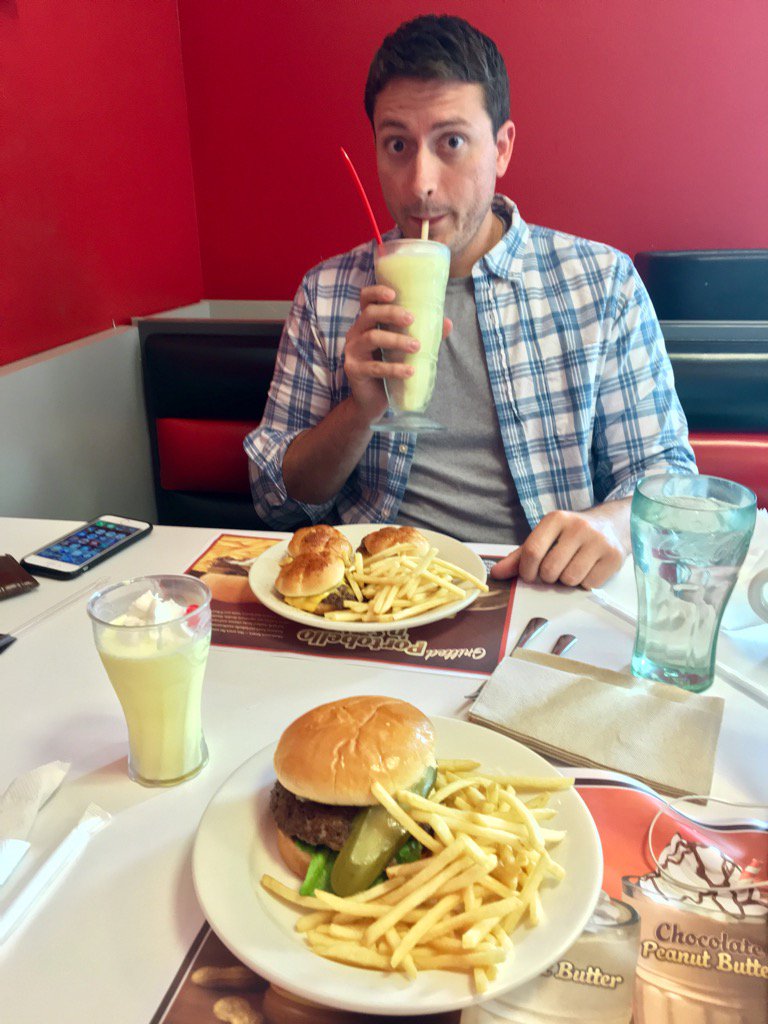 KylieMcGivern's tweet image. When your #dreamteam partner/photographer has never been to Steak&apos;n Shake #pennsylvaniaproblems #shakeitoff @ToddKXAN