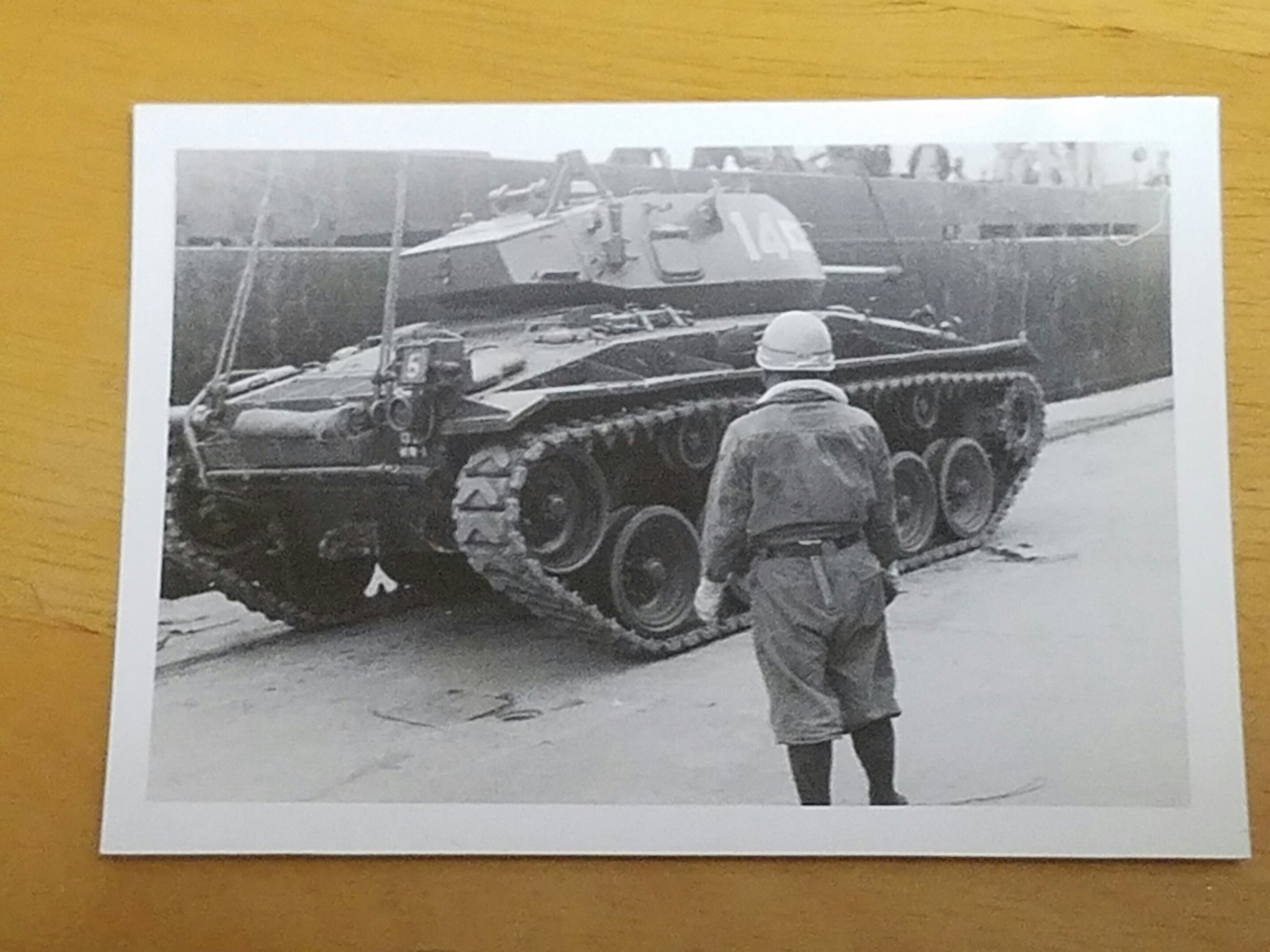 تويتر よしぞうmaro على تويتر 昭和37年11月 船積みされる陸上自衛隊第13師団 後の第13旅団 第13戦車 大隊所属のm24軽戦車写真ロットが到着 クレーンの吊り下げや結束は戦前戦中と変わらぬ風景 そう言えばチャーフィーもガルパン戦車 Garupan T Co