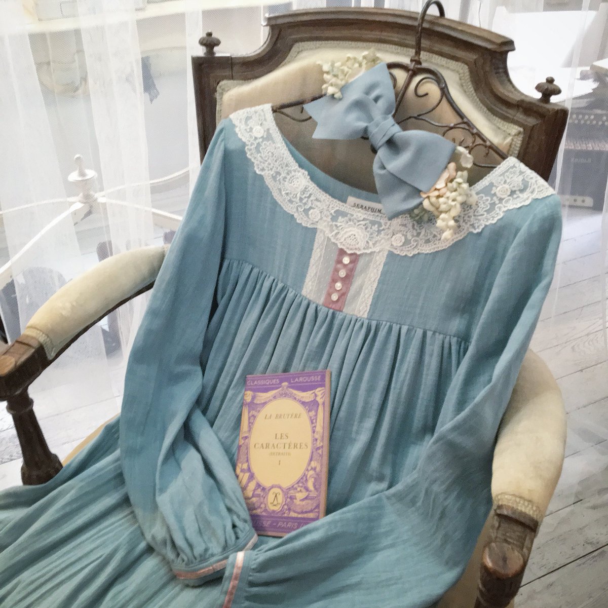 Seraphim ブドワールワンピース の水色とbelle Des Poupeeの リボンとすみれのベッドドレス の水色を合わせて Seraphim直営店 本日も13時から19時まで通常営業です