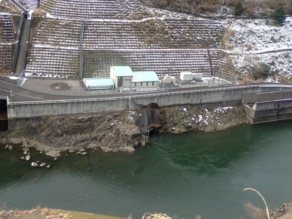 水力の水曜日】 本日は奈良県にある大滝発電所をご紹介！ 2003年に運転を開始したこの発電所は、国土交通省の多目的ダムである大滝ダムを利用した、ダム式 水力発電所です。また、自然景観と調和を図るため、発電所建屋の地上部を少なくした、半地下発電所です。 #水力の ...
