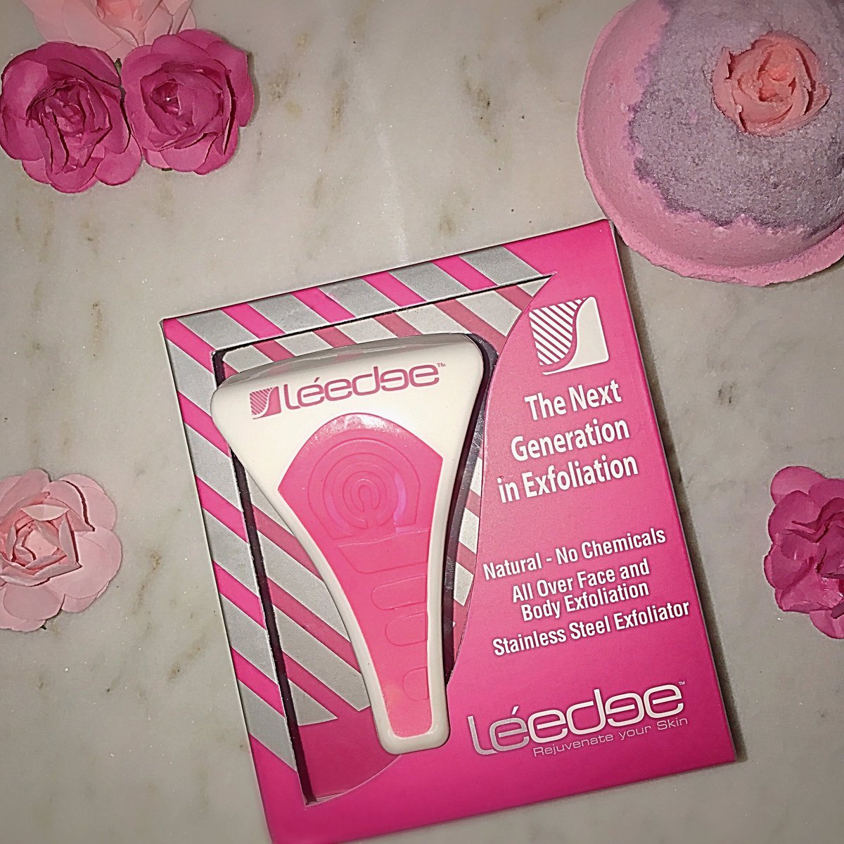nicollelynn_'s tweet photo. Say goodbye 🖐 to rough, winter skin with Lé Edge Face and Body Exfoliator Tool ➡️https://t.co/0OHF1pRoR4 #leedge #productreview #sponsored https://t.co/xA7rvtbSie
