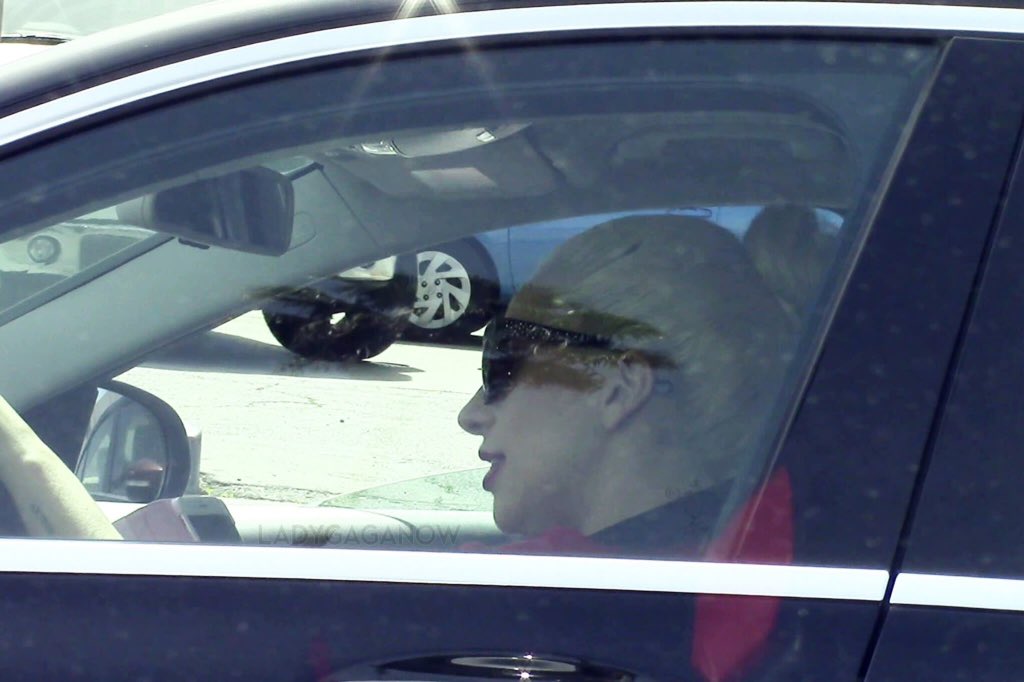 LadyGagaPopNet's tweet image. Lady Gaga out and about in Los Angeles, CA (Mar. 7)