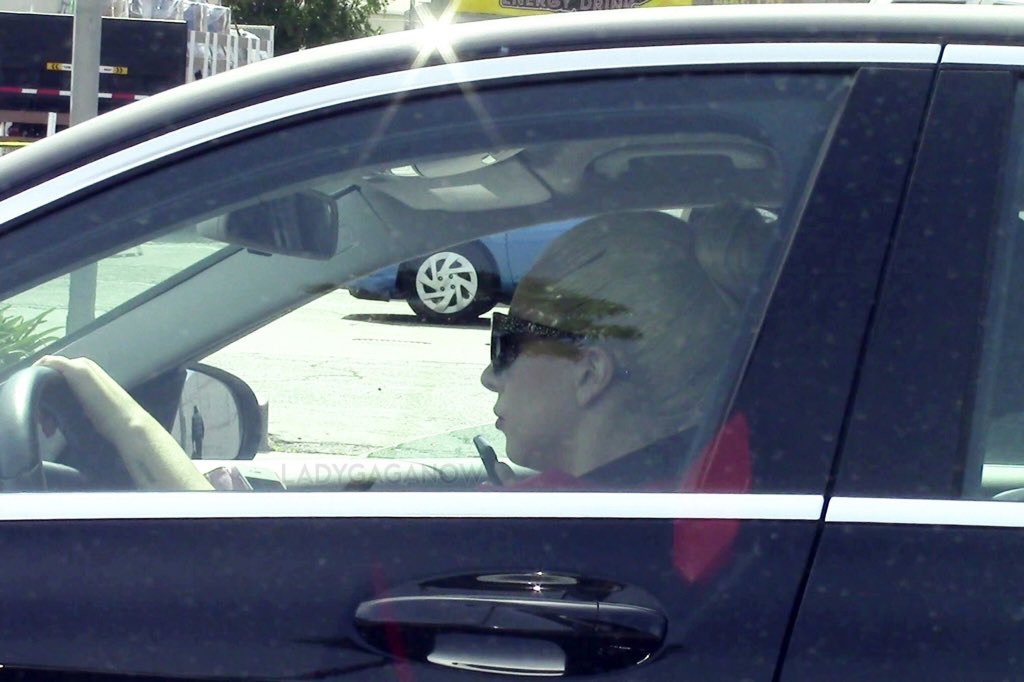 LadyGagaPopNet's tweet image. Lady Gaga out and about in Los Angeles, CA (Mar. 7)