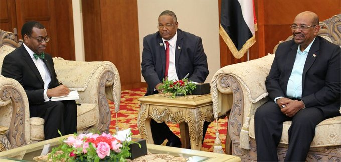 AfDB President Akinwumi Adesina meets with Sudanese President Omar al-Bashir <a href="/UpperNileTimes/">The Upper Nile Times</a> 

upperniletimes.net/politics/afdb-…