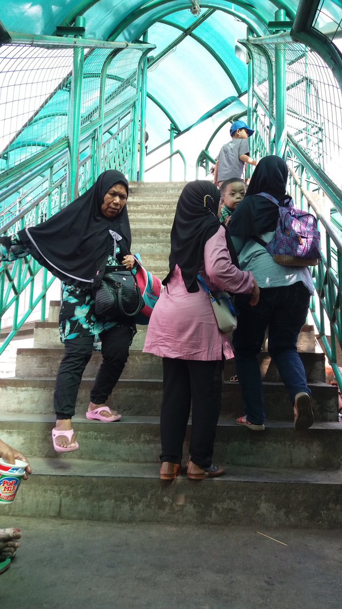 PEREMPUAN JUGA BUTUH PENYEBERANGAN YANG RAMAH, AMAN dan NYAMAN.. 
*Selamat Hari Perempuan Sedunia*