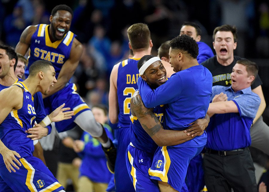 pickjay's tweet image. PHOTOS: argusne.ws/2mzCfSe of @GoJacksMBB winning the #March2TheSummit SDSU 79, Omaha 77 @ArgusSports @jahlquistPHOTO #marchmadness