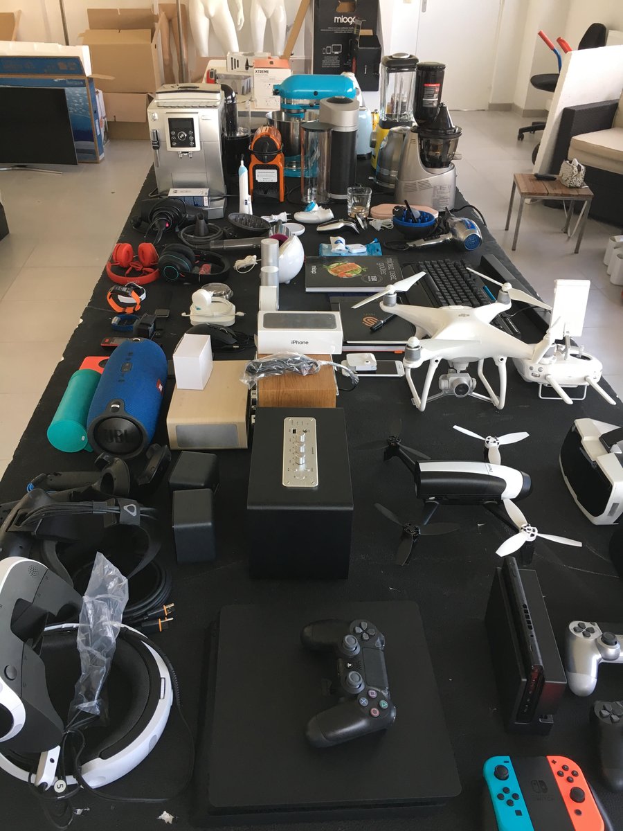 boulanger's tweet image. Quand nos équipes sont en plein shooting produits... 📸📱 
On a hâte de vous montrer le résultat ☺️ #Backstage