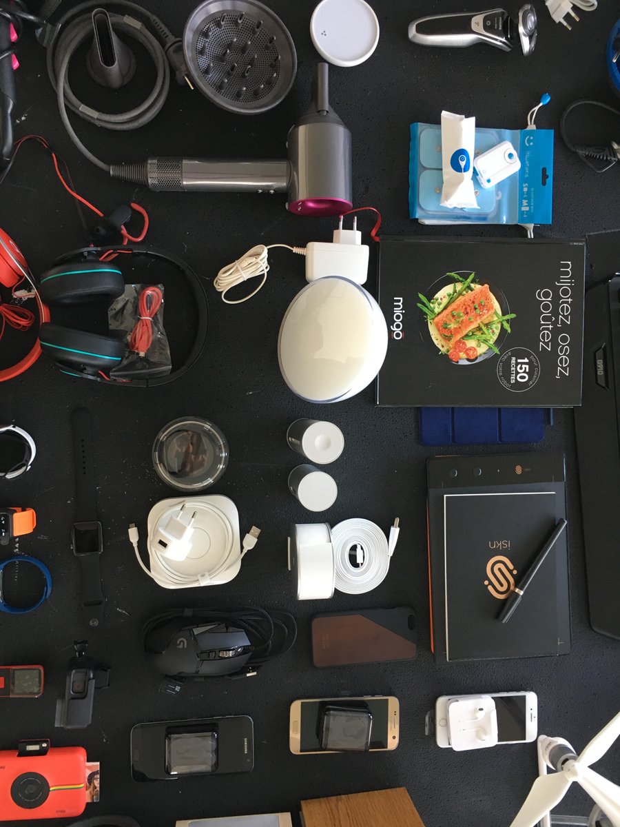 boulanger's tweet image. Quand nos équipes sont en plein shooting produits... 📸📱 
On a hâte de vous montrer le résultat ☺️ #Backstage