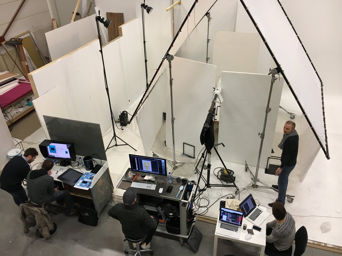 boulanger's tweet image. Quand nos équipes sont en plein shooting produits... 📸📱 
On a hâte de vous montrer le résultat ☺️ #Backstage