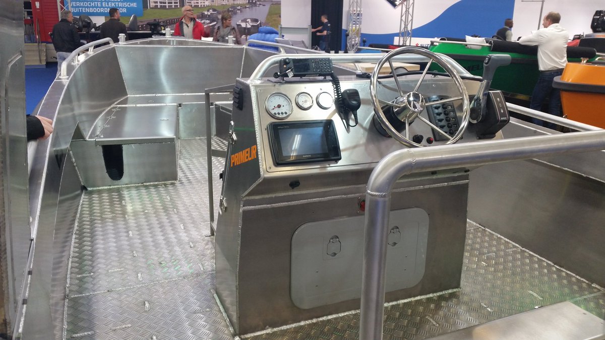 HV_NL's tweet photo. Nieuwe boot van brandweer Deventer op de HISWA beurs. https://t.co/W8CNhUv7Wt