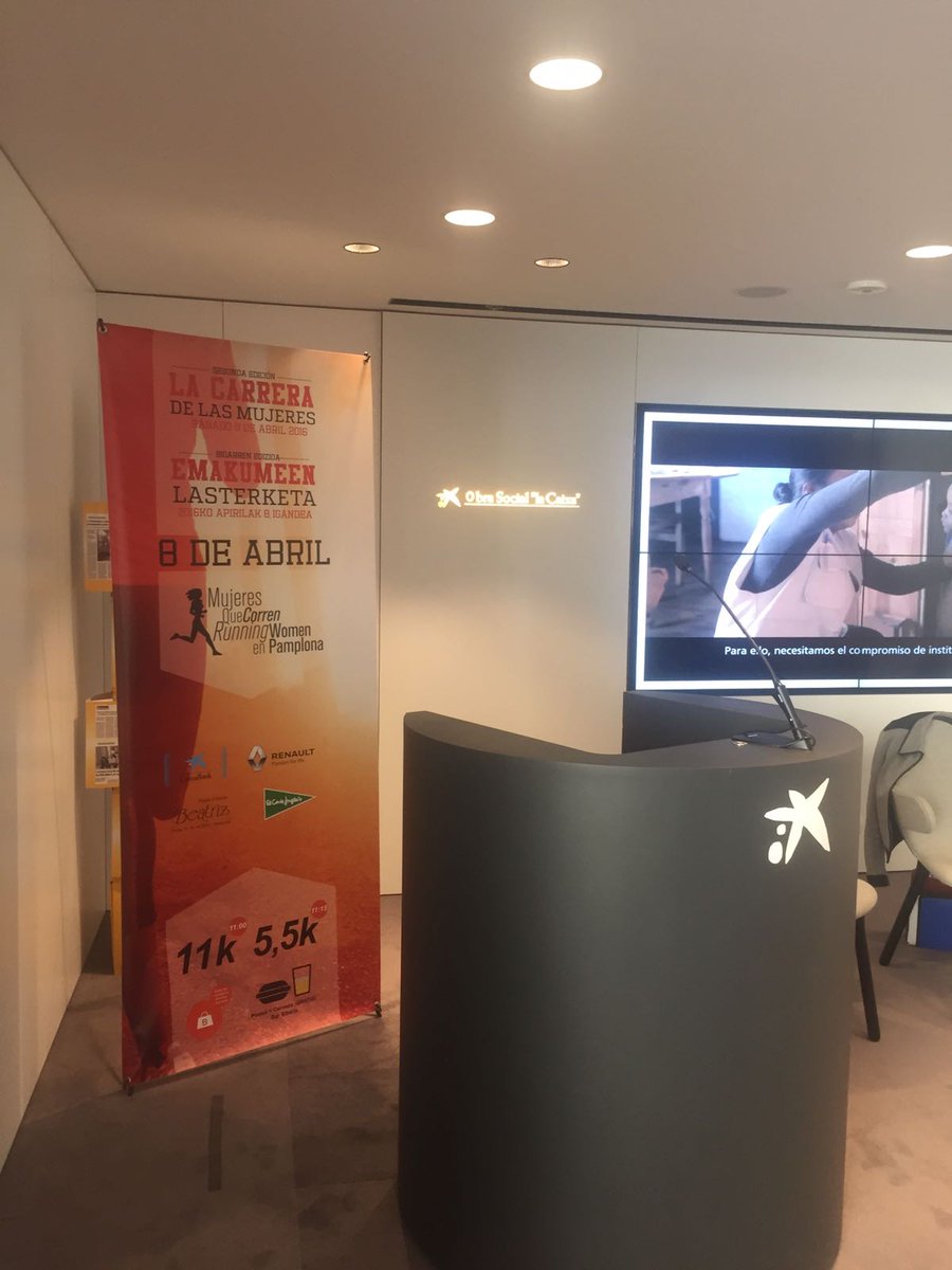 MujeresQueRun's tweet photo. Todo preparado para que empiece la rueda de prensa de II Edición  #CarreraPamplonaPMP en @FundlaCaixa #8abril https://t.co/g3yeP3Mm9x