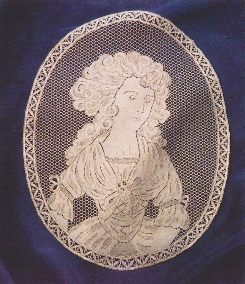 Donne protagoniste del merletto!!! Medaglione con donna del periodo Luigi XVI #CapraiCollection #InternationalWomensDay #8marzo #lace
