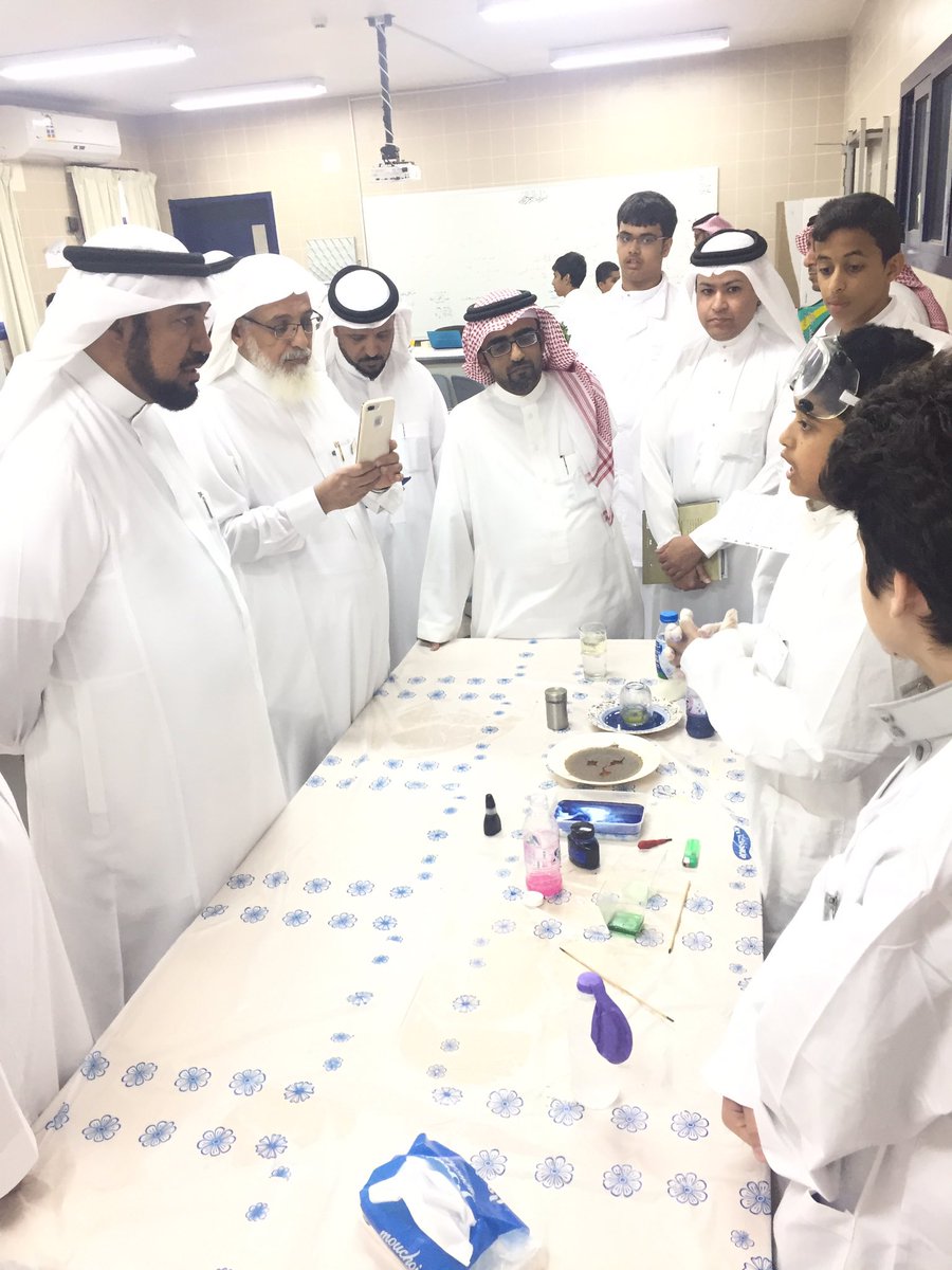 MOE_MHC's tweet photo. 4️⃣ العفيص أثناء زيارته لمدرسة #البلد_الأمين_للموهوبين :هنابيئةمحفزة تُسهم في التحول لمجتمع واعي ومعرفي يسعى للابتكار والإبداع @aaaalofeis https://t.co/EAd2tZvwWY