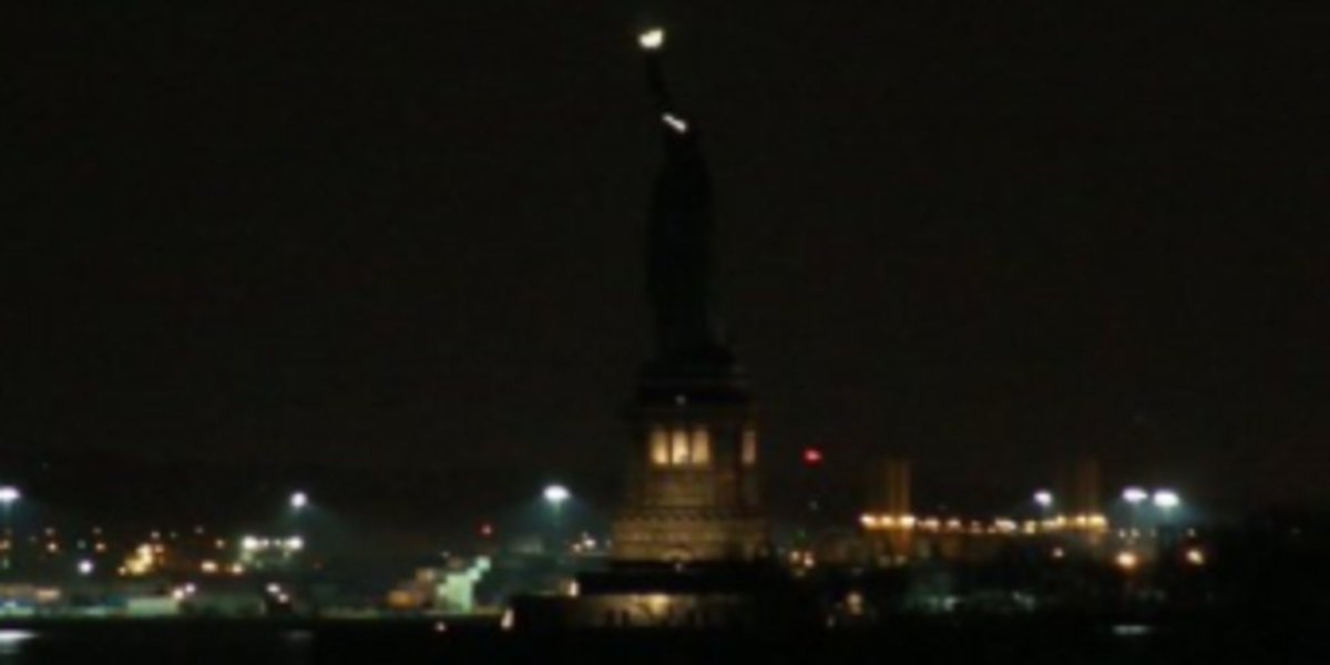Lights go out at the Statue of Liberty huff.to/2mE0saH