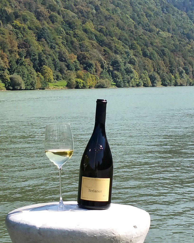 wineoftheday1's tweet photo. TERLANER #cortedelvino #wineoftheday @KellereiTerlan #terlaner #südtirol #italia #riedel #wesenufer https://t.co/rb06ZXdbll