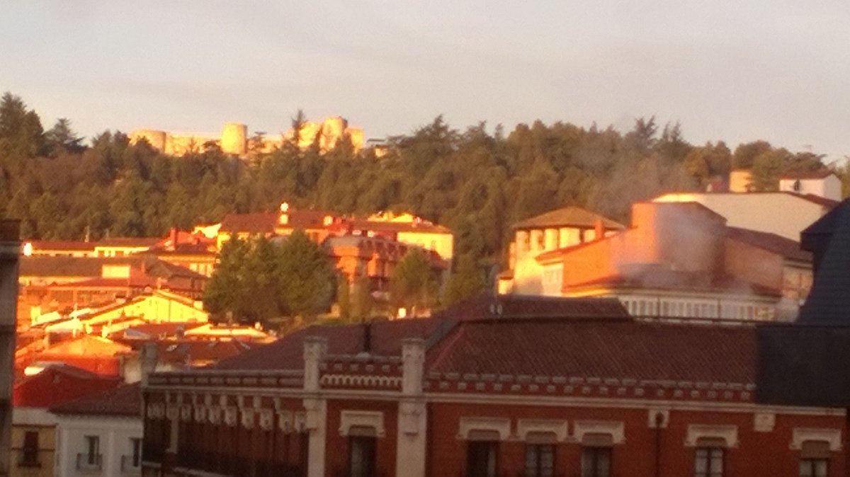 Buenos días! El 🌞 ilumina ya <a href="/castillo_burgos/">Castillo de Burgos</a> #FelizMiércoles