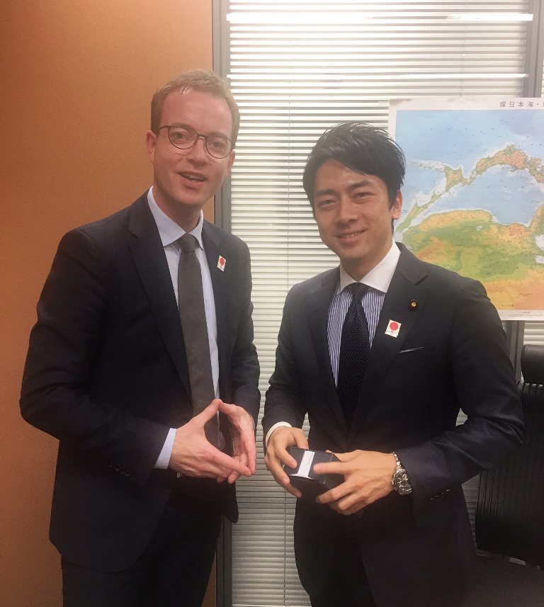 駐日デンマーク大使館 בטוויטר デンマークから来日中のラーセン環境食料大臣が 小泉進次郎衆議院議員 自民党農林水産部会長 を訪問 廃棄食料など両国共通の課題に加え ラーセン大臣が38歳 小泉議員が35歳であることから 若い政治家の役割や 若い世代の政治
