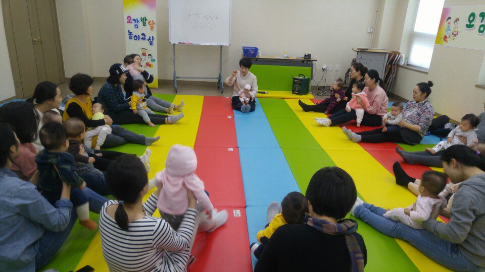 #성남시
판교보건지소 오감발달놀이교실^^
아가들의 시각, 청각, 촉각, 후각, 미각....오감을 자극해주는 시간~~
아가와 엄마가 재밌는 놀이를 통해 
교감하고 안정애착 형성을 돕는 유익한 시간~~
다음 주 수요일에도 계속됩니다.^^