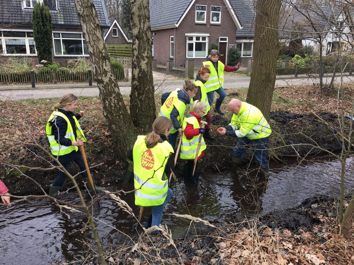 Groep 7 heeft flink gewerkt aan de Winkewijert, snoeien, blad uit de beek halen en zwerfafval opruimen.