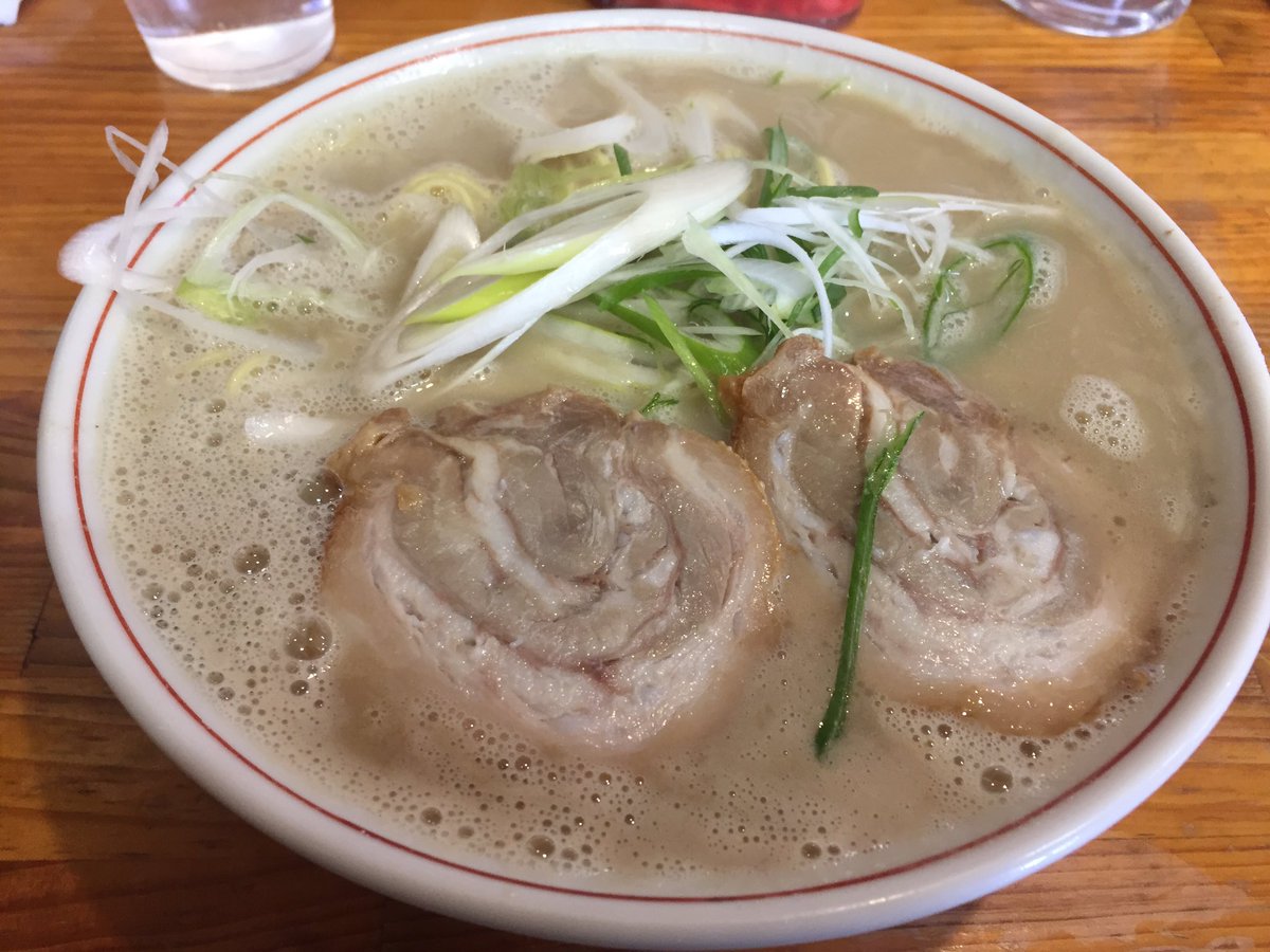 熊本ラーメン太郎 Twitterissa 023 恵比寿 鳥栖 あのラーメン650円 鳥栖市の爆濃ラーメン恵比寿 あぶくの浮いた濃厚な豚骨スープ ナナメに切られたネギが印象的 濃厚で骨粉多めなスープだが獣臭は控えめ 麺は細めのストレート チャーシューもホロホロで美味かった