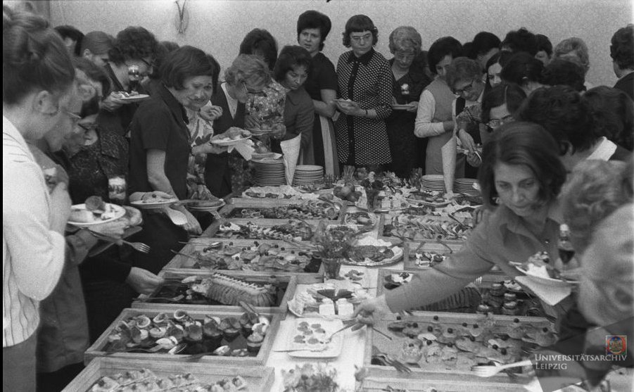 Uniarchiv's tweet photo. #otd Delicious buffet! Auszeichnung + Feierstunde + Buffet anno 1974, #DDR,  #internationalerFrauentag #unileipzig https://t.co/AUHsu2BwAO https://t.co/eqd9CepugI