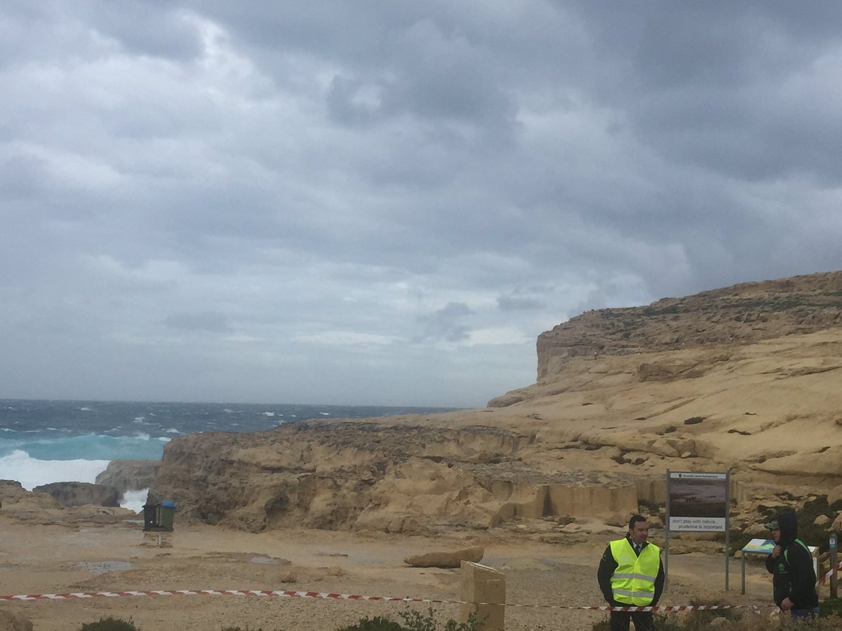 やぎちゃん 速報 マルタ共和国 ゴゾ島の観光名所 アズールウィンドウが崩れました 窓の部分が一切なくなりただの崖になってしまいました Before After貼っときます マルタ Malta ゴゾ島