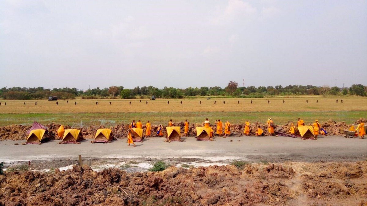 pparamai's tweet photo. Weather in Thailand is so warm. Soldiers don't need to wear the battlefield suit if they just want to talk to monks #Dhammakaya #humanrights https://t.co/NrtqWxzYr4
