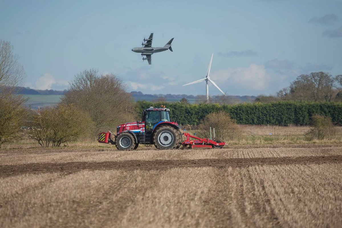 SumoUKLTD's tweet photo. What a set up! Working yesterday just 2 miles from Sumo HQ. Many thanks to Dave @FarmingPhotos for the image! #sumo #trio #frontweight https://t.co/14JSgn3MbK