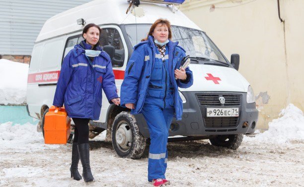 Жена врач скорой помощи. Фельдшер скорой помощи. Девушка фельдшер. Врач скорой женщина. Работники скорой помощи.