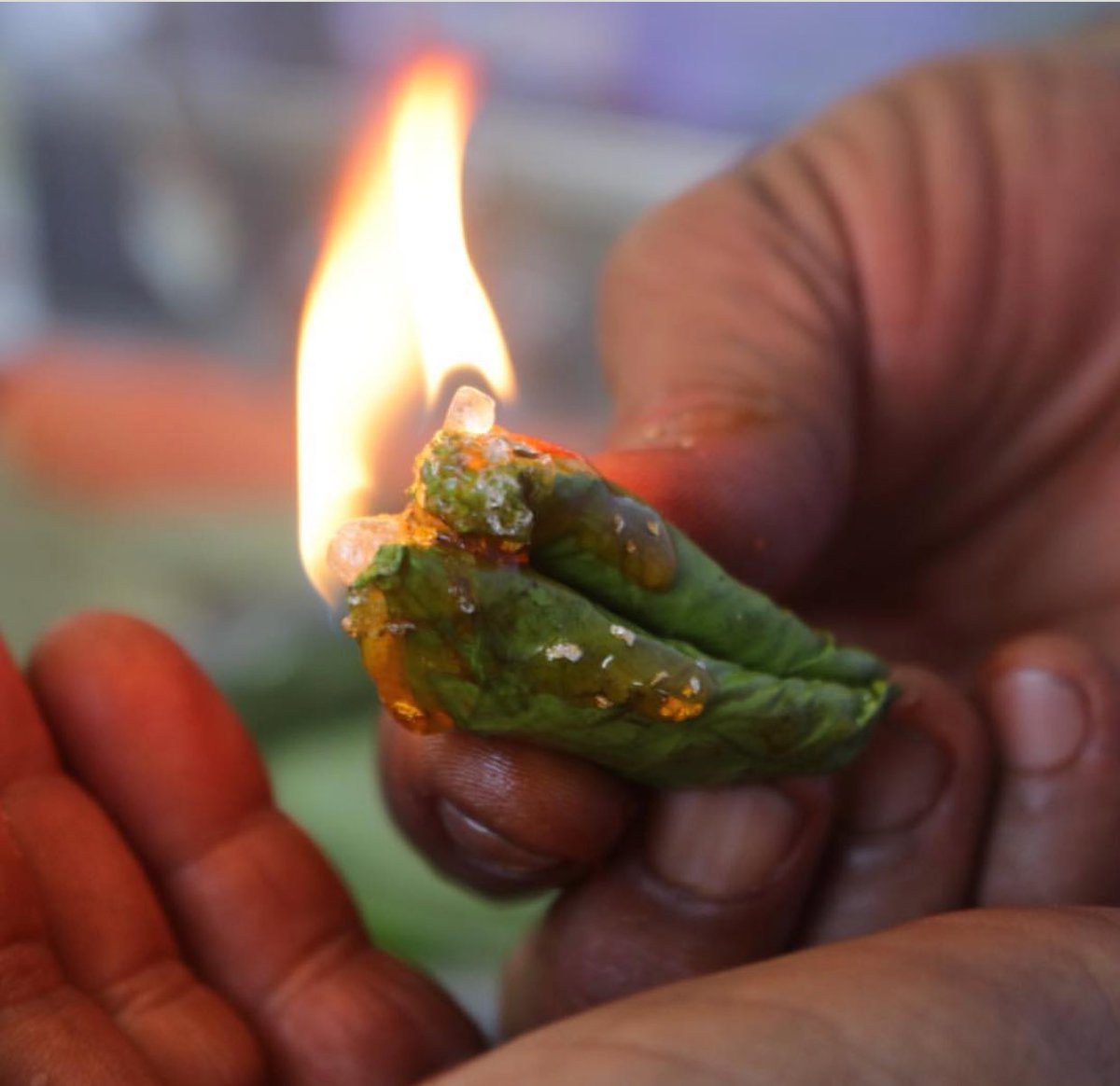 Fire Paan at Sharma Paanwala, Chowpatty. It's an experience to have such an amazing paan by the shore line of our city. #FoodiliciousMumbai