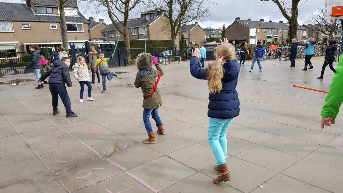 Ondanks de regen heerlijk buiten gespeeld bij de <a href="/Wegwijzer4/">KC De Wegwijzer</a> in de <a href="/gem_Zutphen/">Gemeente Zutphen</a> met @BeweegWijs