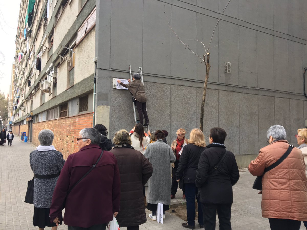 lourdesg2a's tweet photo. Acció reivindicativa d Comissió memòria i gènere de St Marti "Els carrers també parlen de dones" #womenincities #8març #DonesAmbTotsElsDrets https://t.co/5yUgFC0TLk