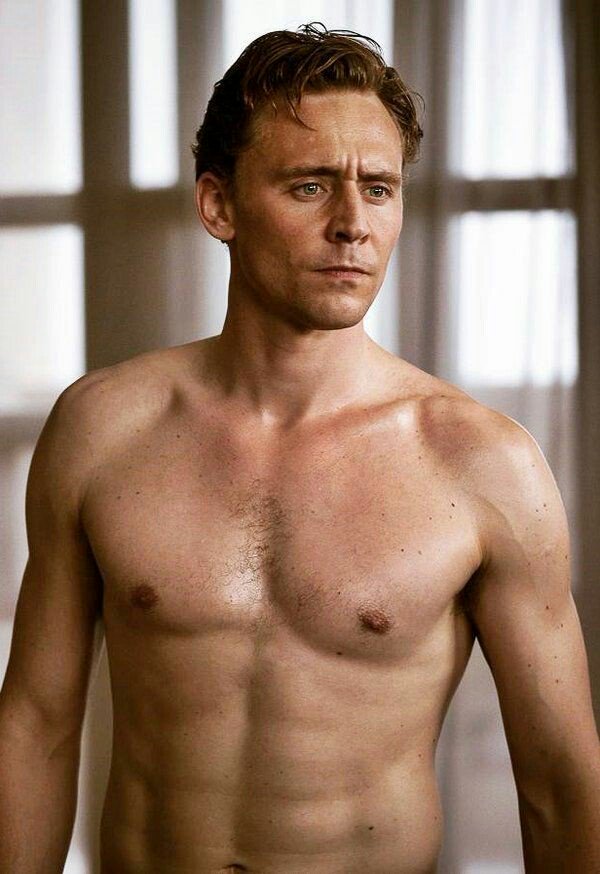 Guapazos's tweet photo. #guapazodelasemana Tom Hiddleston en 'High-Rise' #pechote https://t.co/maH6Dxhfr5