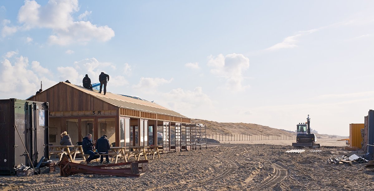 't Mag dan wel regenen, de strandtenten langs de Haagse kust zijn volop in aanbouw: facebook.com/pg/thisistheha…