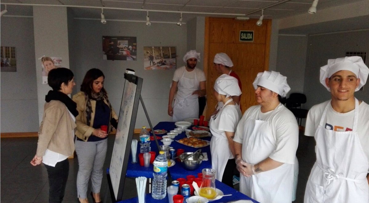 ArrabalAID's tweet photo. #Curso Programa @Camaras_PICE @garantiajuvenil montan su propio Burguer en el curso de #Serviexpress @Camara_Malaga @camarascomercio https://t.co/uSkdDaXbzj