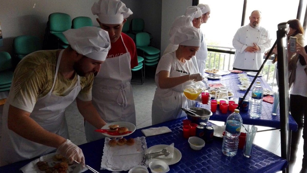 ArrabalAID's tweet photo. #Curso Programa @Camaras_PICE @garantiajuvenil montan su propio Burguer en el curso de #Serviexpress @Camara_Malaga @camarascomercio https://t.co/uSkdDaXbzj