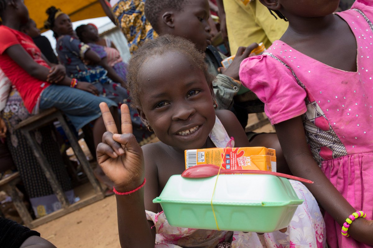 ALS_foundation's tweet photo. Our feeding programme includes the feeding of kids at IDP camps across Nigeria. #ALSfoundation https://t.co/fPEqQ1pHKs